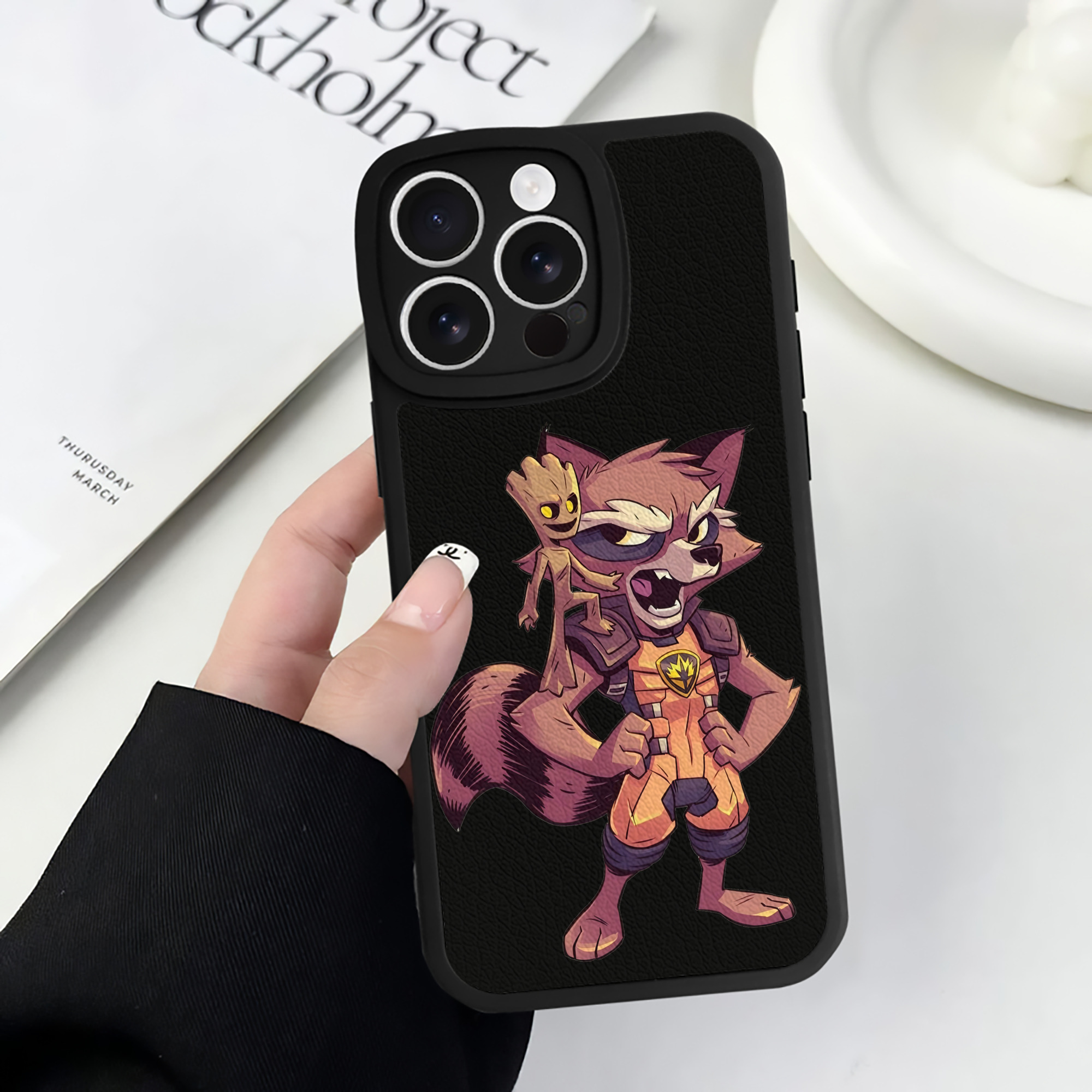 （画像用） アベンジャーズ The Avengers 【iPhone 16シリーズ対応】シリコンスマホケース（レザー調） 材質：シリコン